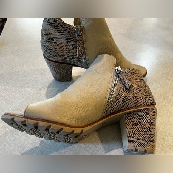 Sorel Nadia Booties. Crème with snakeskin ankle accent - Picture 4 of 6